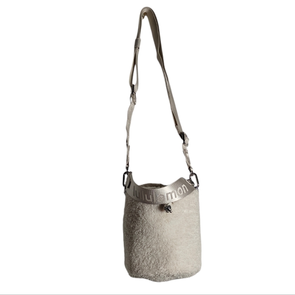 LULULEMON New Year Crossbody White Opal Fleece Bucket Bag 2.5L - Picture 1 of 16